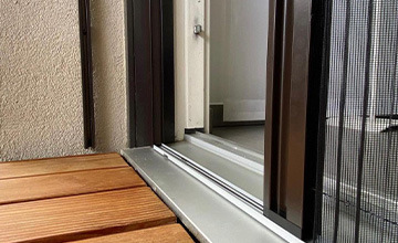 Fliegengitter in einem Fensterrahmen