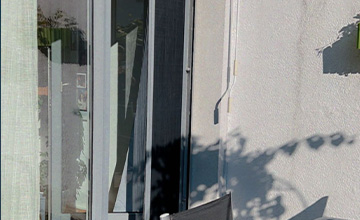 Montierter Insektenschutz im Fensterrahmen