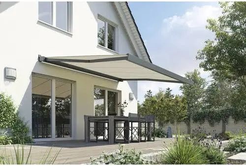 Markise über einer Terrasse